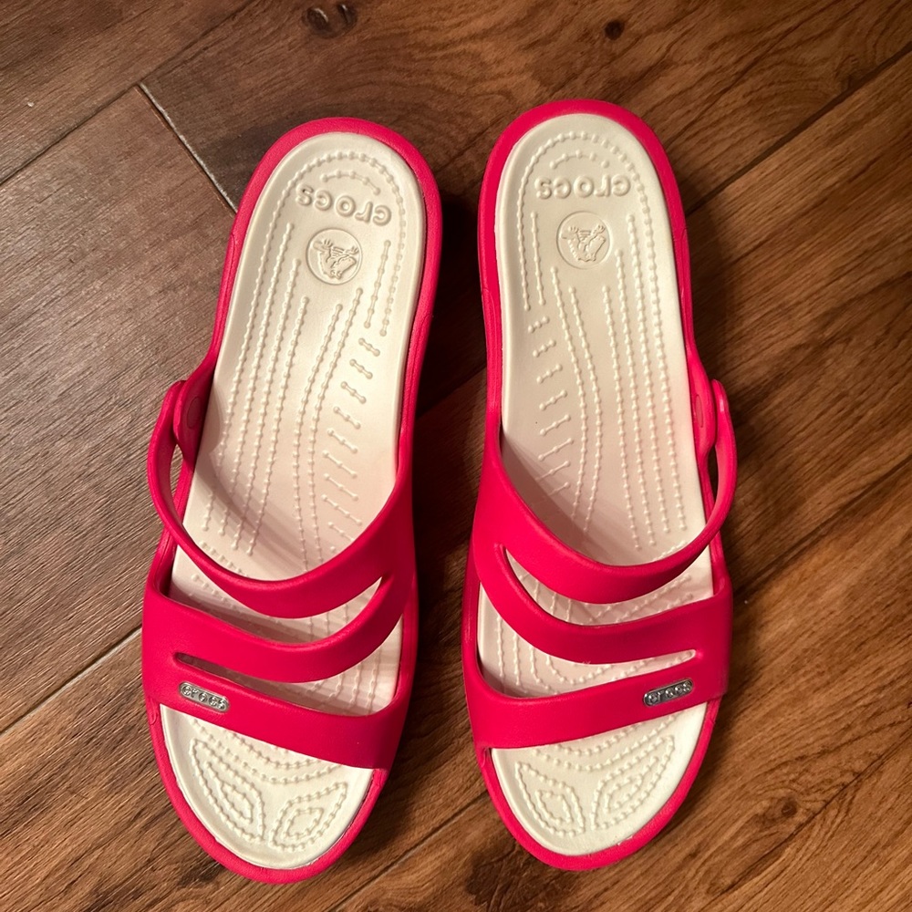 WOMEN SIZE 10 CROCS SANDALS